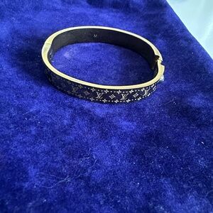 2 Bracelets Louis Vuitton and Chanel Gold Monogram Bangles